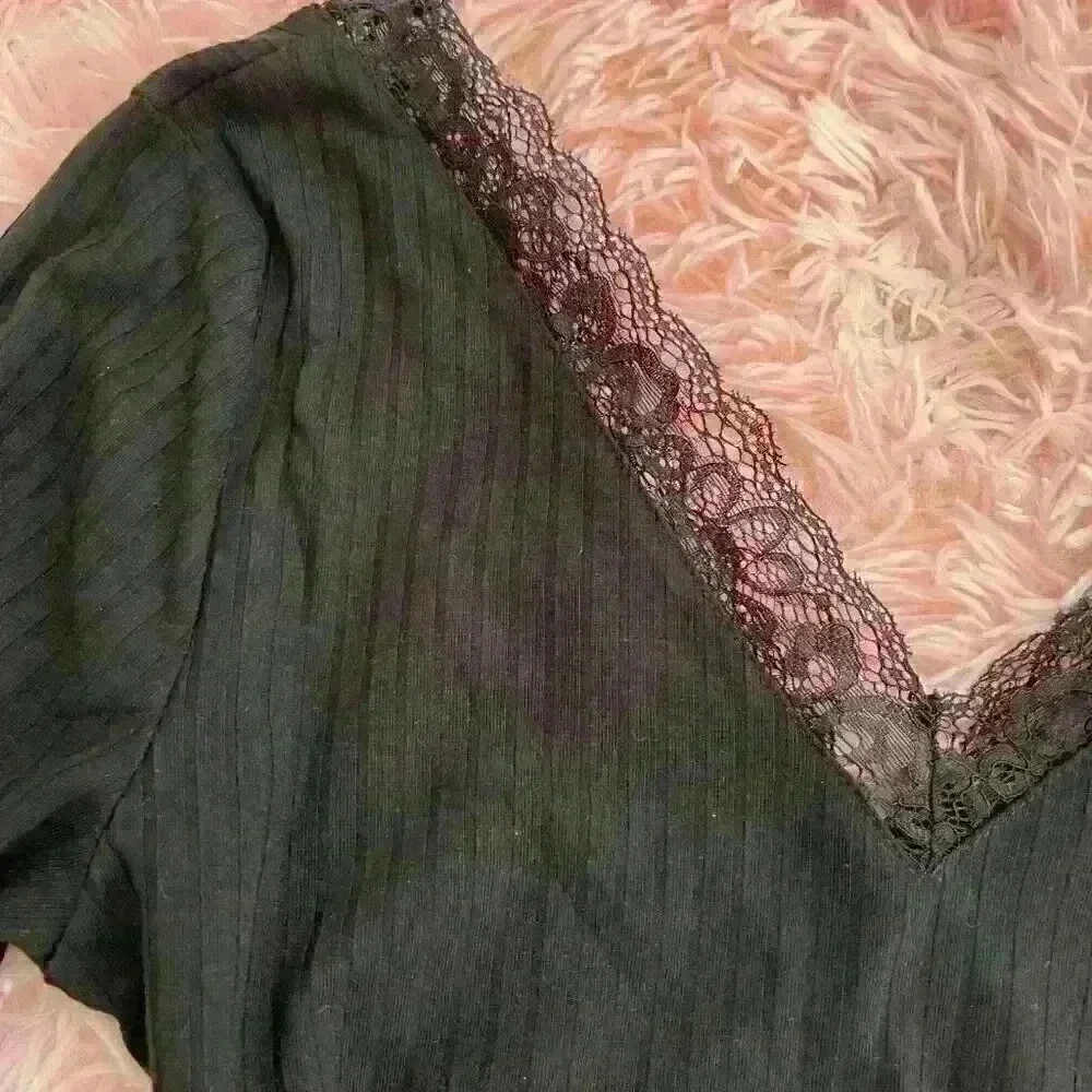 Lace neckline stretchy bodysuit - Picture 2 of 3